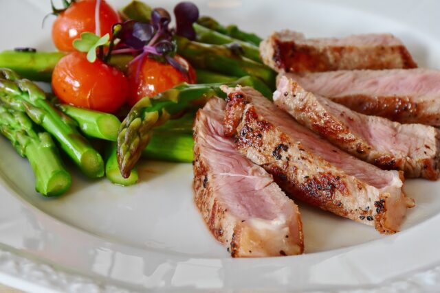 Ein Teller mit Low Carb Lebensmitteln